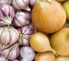 Onions and garlic to treat toenail fungus